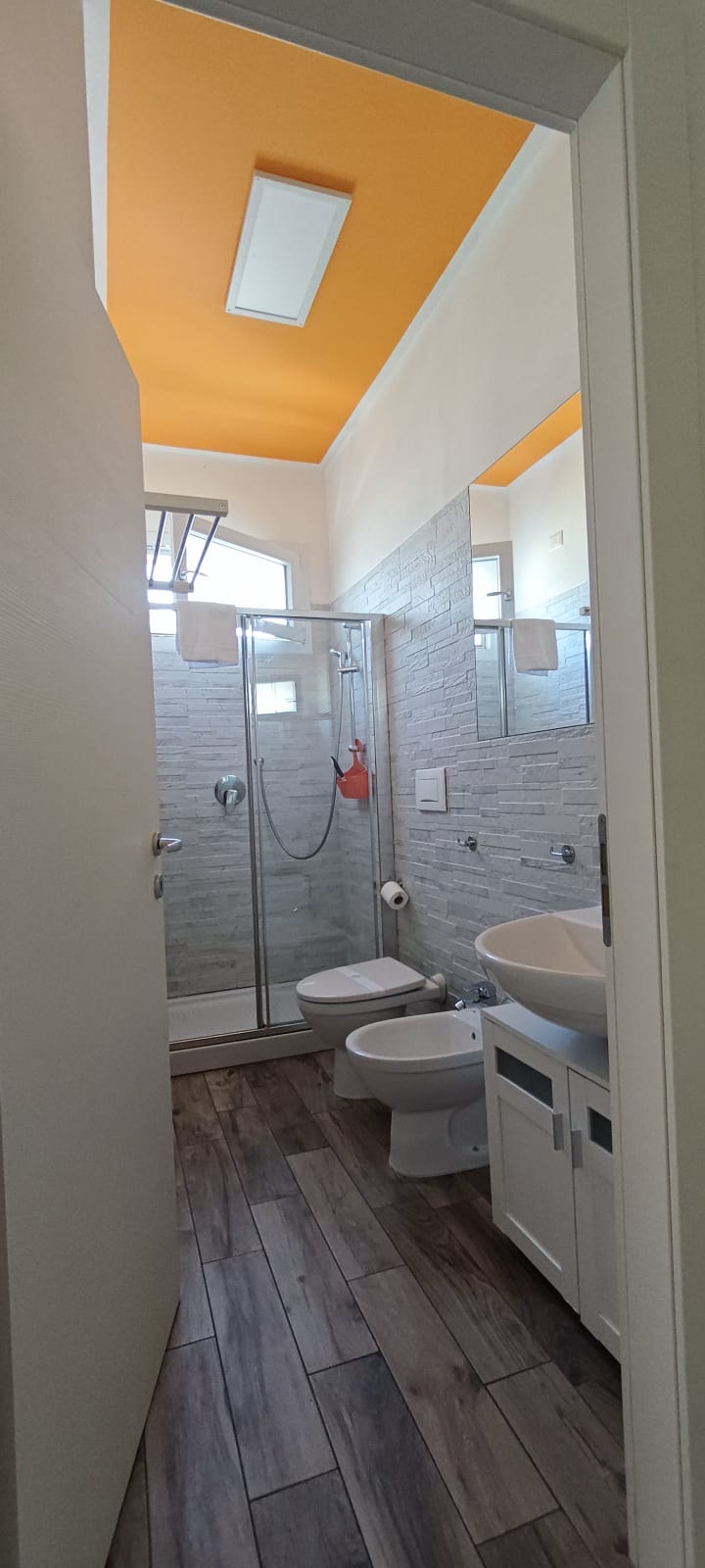 Apartment 3.Arancio — bathroom entrance seen from the corridor