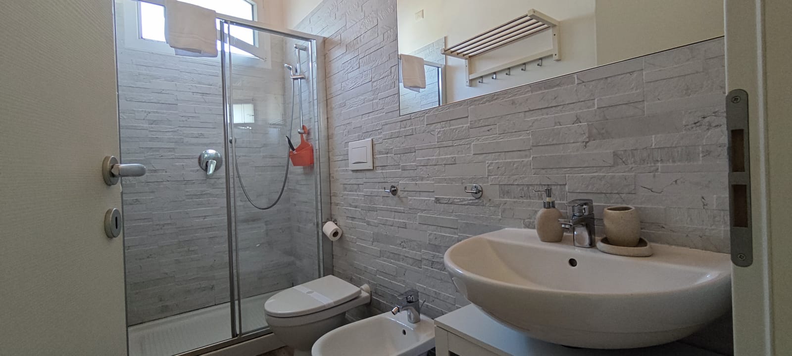 Apartment 3.Arancio — full bathroom with shower, washbasin, WC and bidet