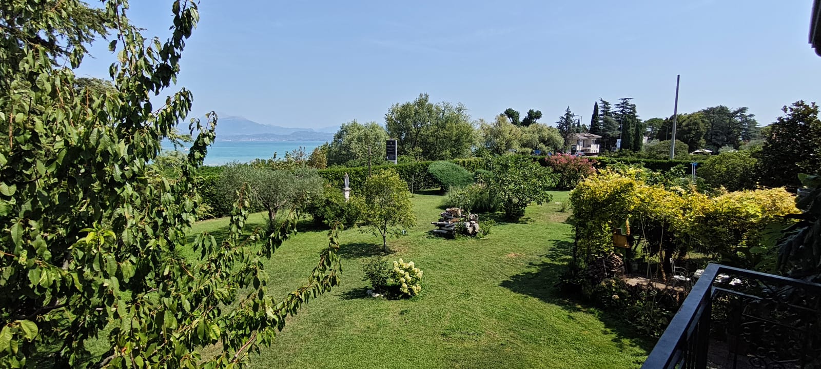 Apartment 3.Arancio — panoramic view of the garden and the lake