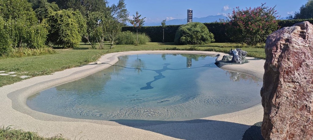 Piscina naturale di GioiaSulGarda: ingresso a spiaggia, prato e siepe