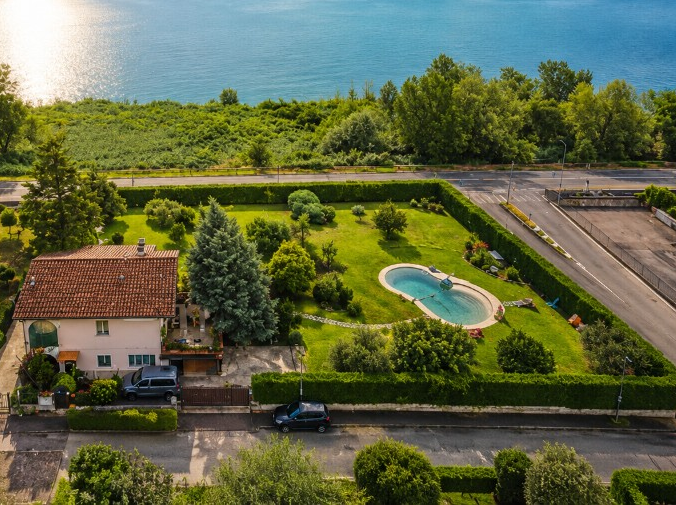 Giardino e piscina naturale GioiaSulGarda a Peschiera del Garda