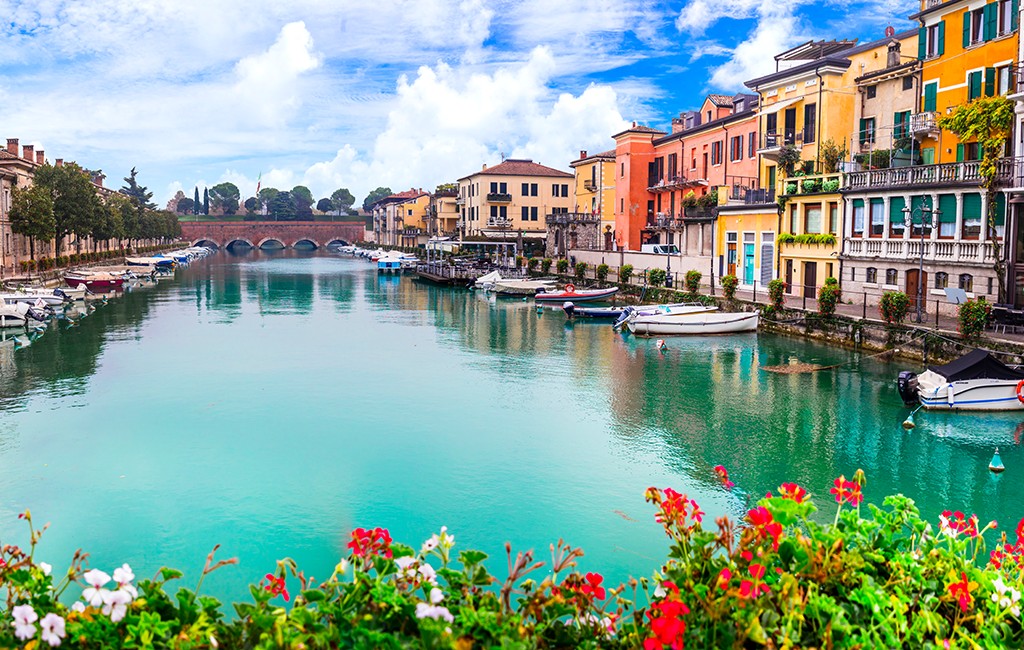 Canale di Mezzo in Peschiera del Garda: turquoise water, colourful façades and bridges on the UNESCO harbour