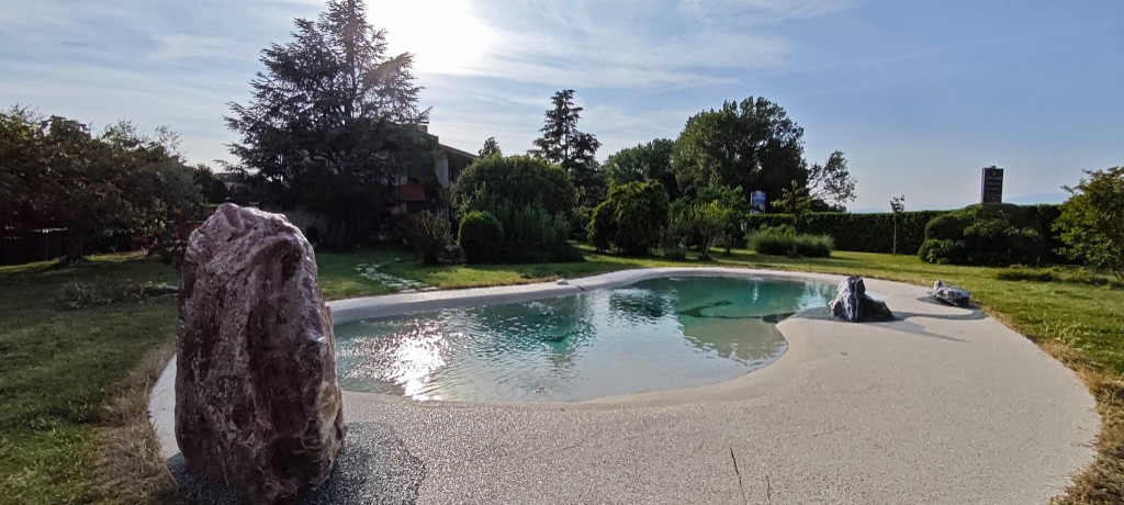 Garden and pool at GioiaSulGarda