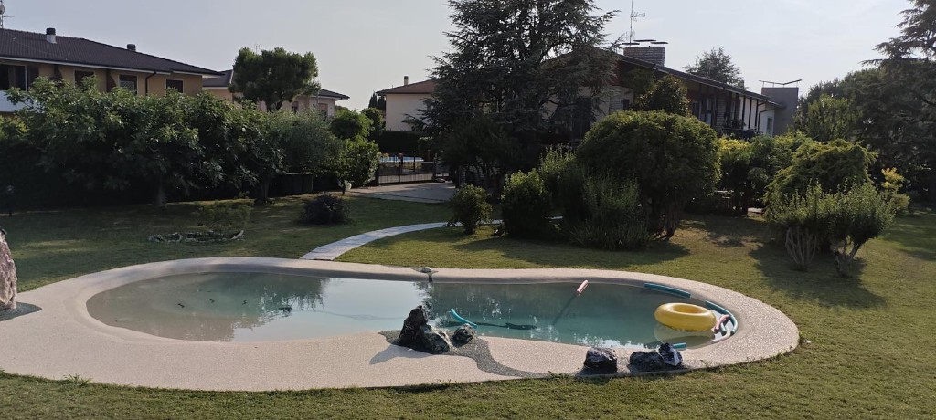 Piscina naturale di GioiaSulGarda vista dal giardino