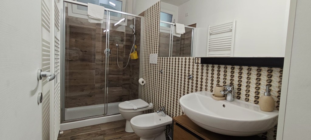 Apartament 2.Rosso — pełna łazienka z prysznicem, umywalką, WC i bidetem