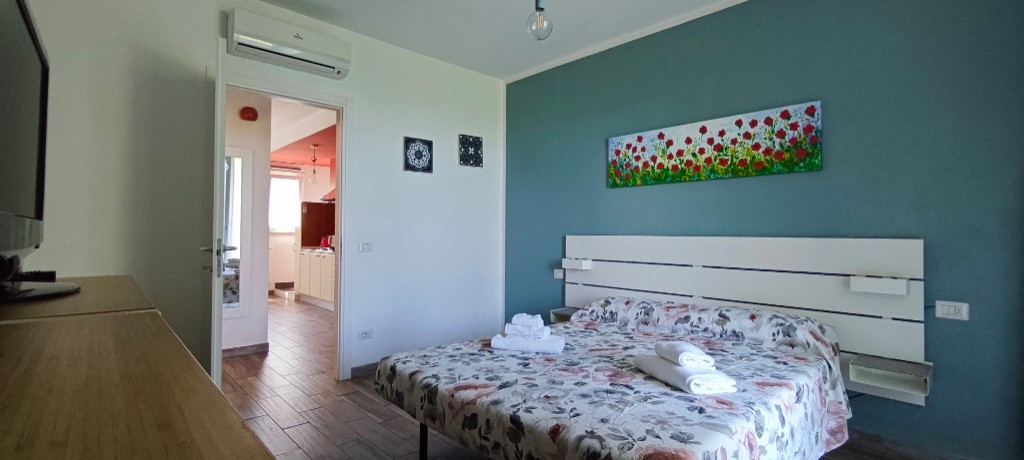 Apartament 2.Rosso — sypialnia widok w stronę wejścia