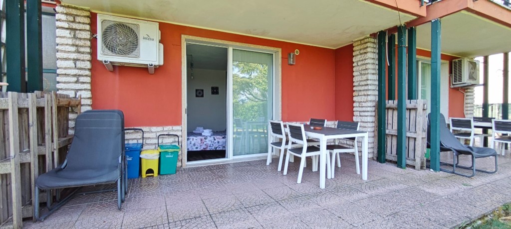 Apartament 2.Rosso — zadaszone patio i wejście zewnętrzne