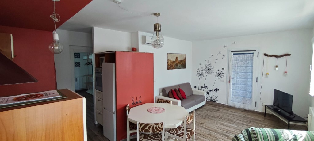 Apartament 2.Rosso — panorama salonu i kuchni