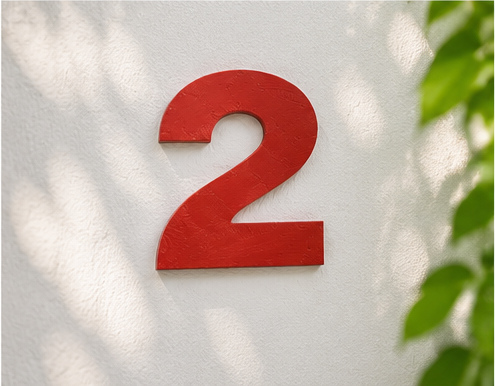 Apartament 2.Rosso — czerwony numer 2 na ścianie przy wejściu