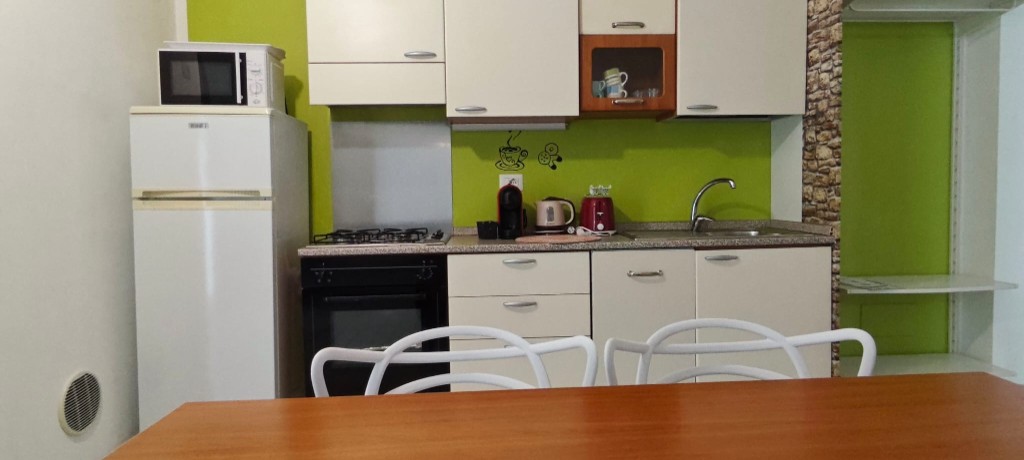 Apartament 1.Verde — kuchnia na wprost z jadalni