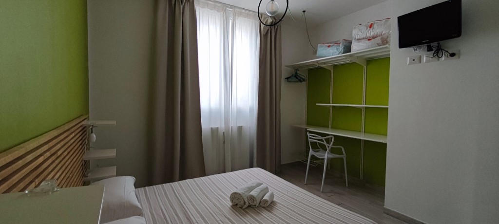 Apartament 1.Verde — sypialnia widok na szafę i Smart TV