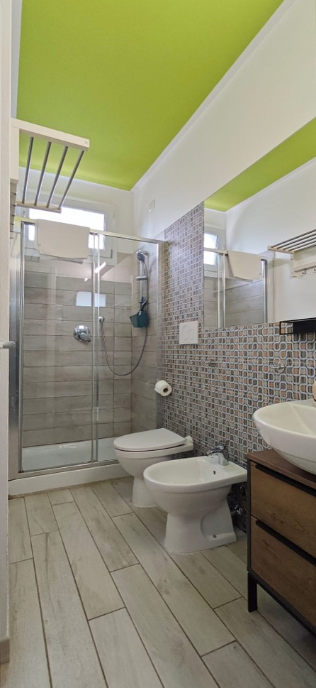 Apartament 1.Verde — łazienka z prysznicem, umywalką, WC i bidetem